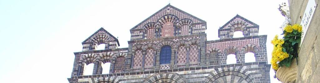 Gevel van kathedraal in Le Puy en Velay